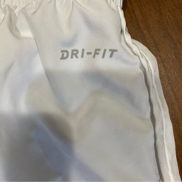 NWOT Nike Dri fit sz M white shorts with liner, pocket and drawstring closure - Picture 4 of 9